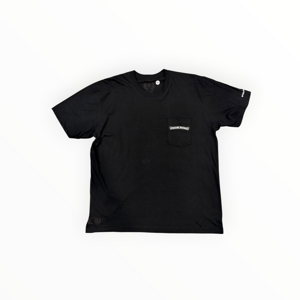 CHROME HEARTS SCROLL POCKET LOGO TEE BLACK