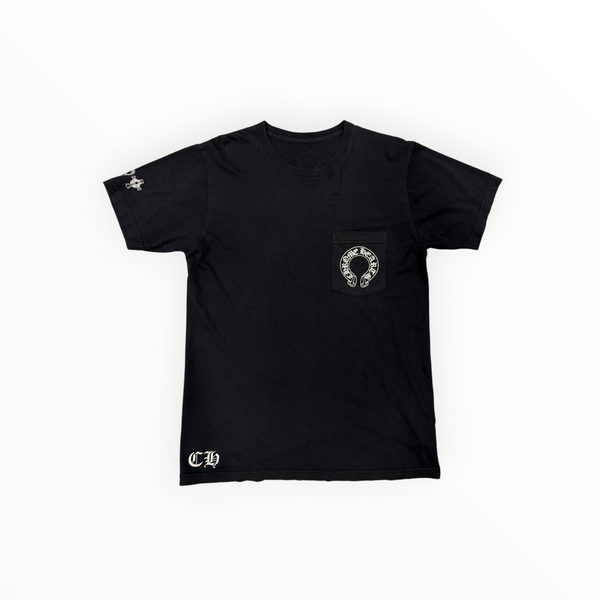 CHROME HEARTS HORSESHOE LOGO T BAR SANSKRIT CUFF LOGO TEE