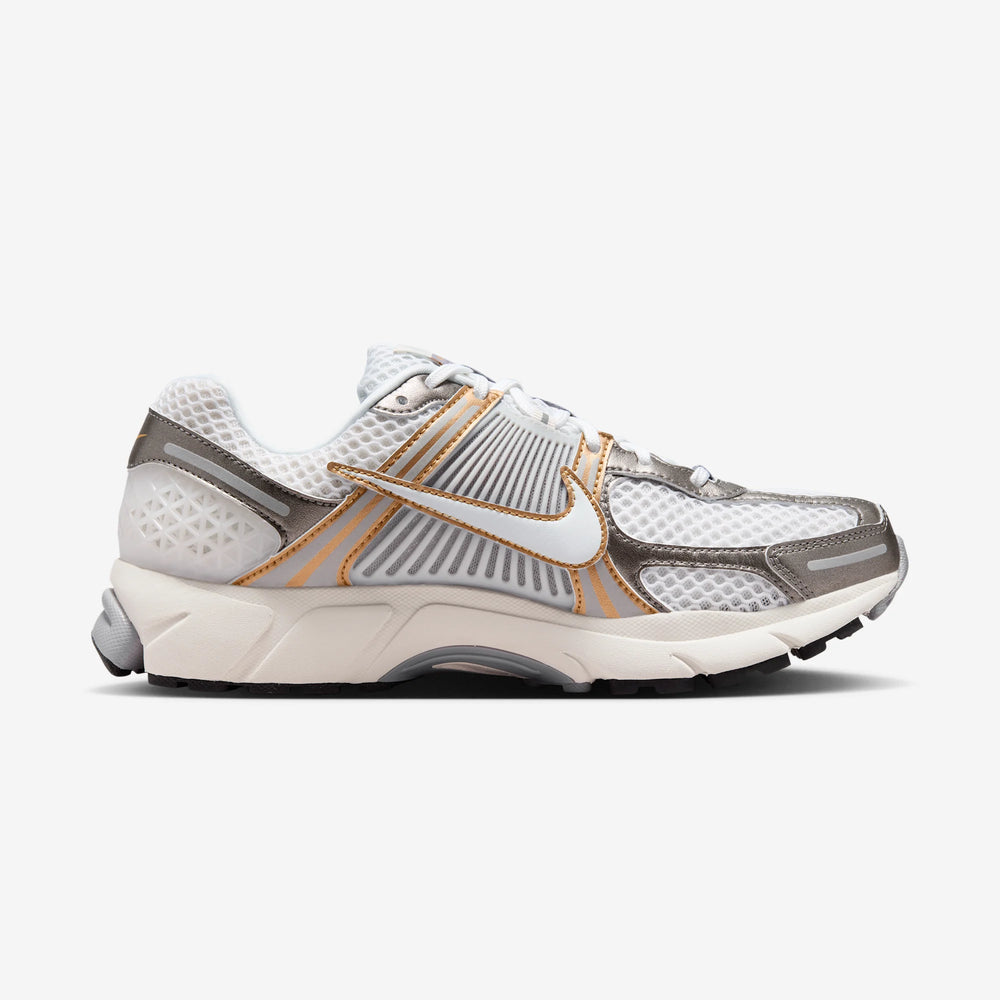 NIKE ZOOM VOMERO 5 PLATINUM-TINT/METALLIC-GOLD NIB