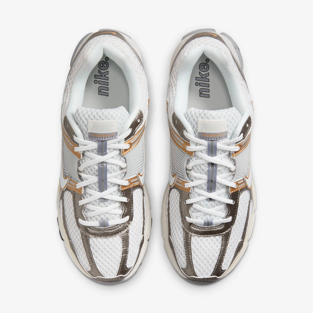 NIKE ZOOM VOMERO 5 PLATINUM-TINT/METALLIC-GOLD NIB