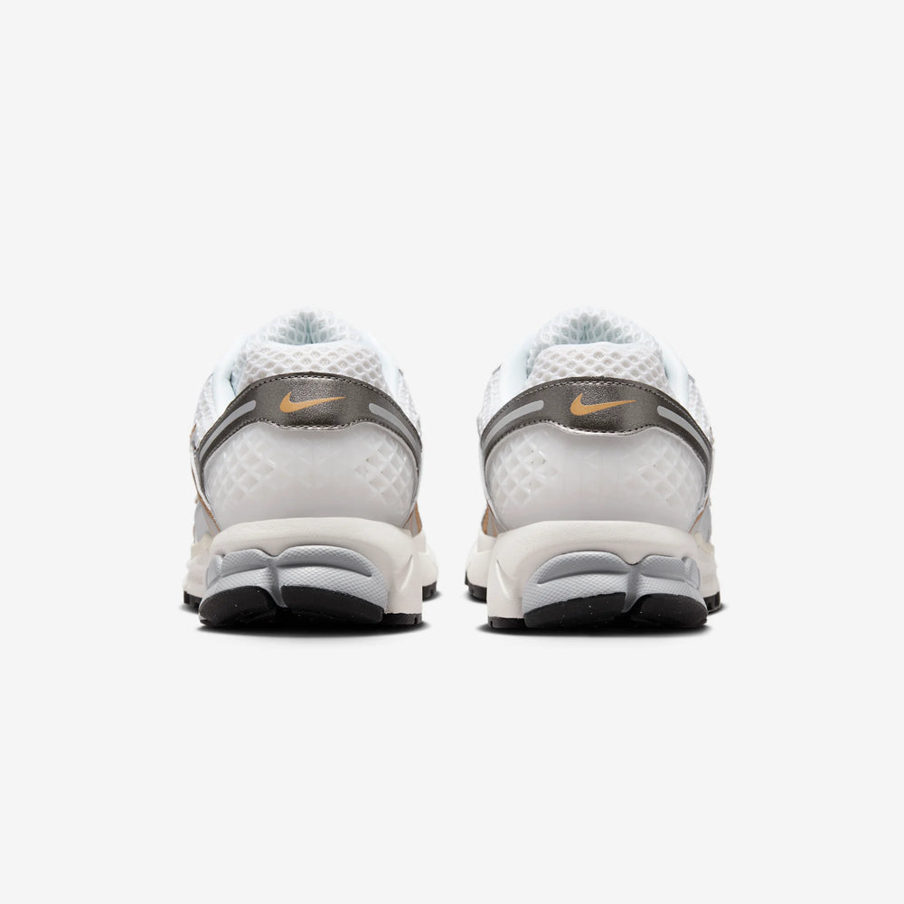 NIKE ZOOM VOMERO 5 PLATINUM-TINT/METALLIC-GOLD NIB